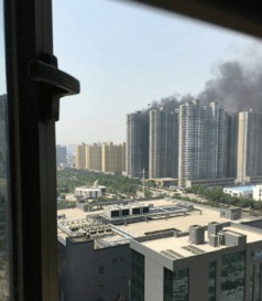 曝鄭州高新區(qū)樓盤起火狼煙滾滾 不久前該區(qū)服裝廠曾爆炸 現(xiàn)場(chǎng)圖